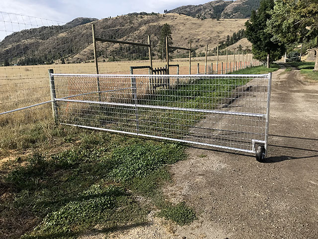 Non climb horse mesh gate